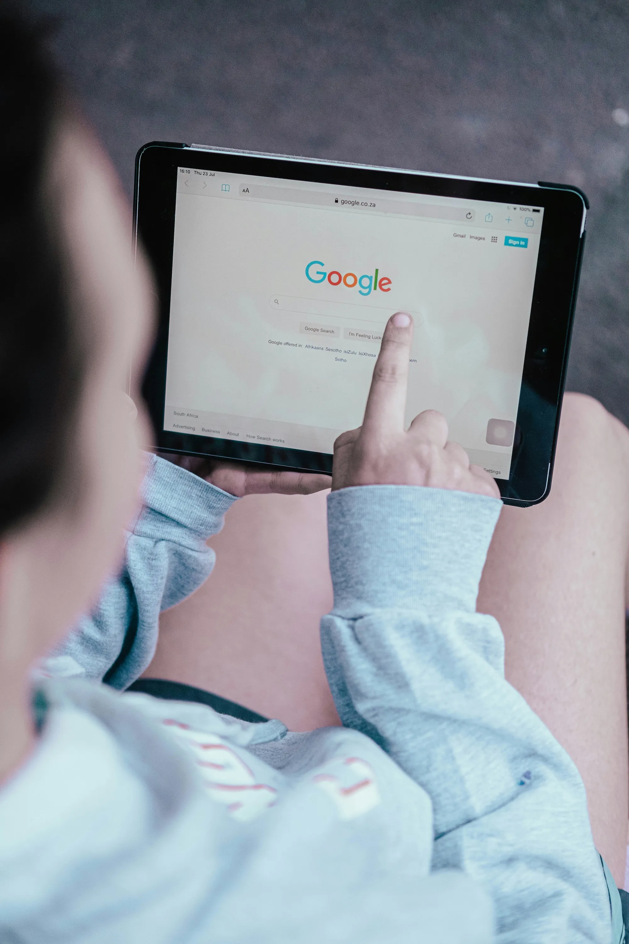 Paciente buscando un médico en Google desde su celular